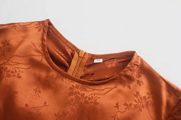 Pruuni värvi naiste kleit