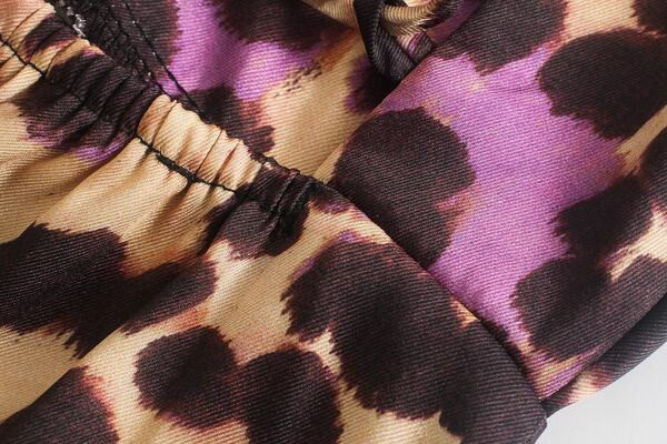 Stiilne loomamustri ja spitsikaelusega kleit