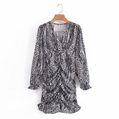 Moodne loomatrükise ja spitsikaelusega naiste kleit