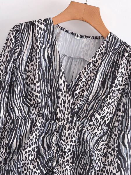 Moodne loomatrükise ja spitsikaelusega naiste kleit