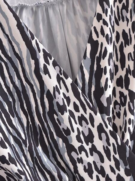 Moodne loomatrükise ja spitsikaelusega naiste kleit