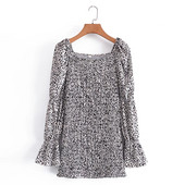 Kandilise kaelusega ja pikkade varrukatega naiste kleit