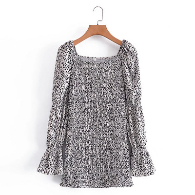 Kandilise kaelusega ja pikkade varrukatega naiste kleit