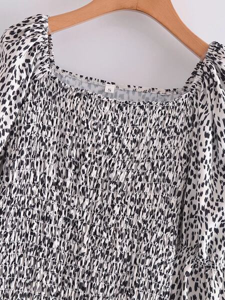 Kandilise kaelusega ja pikkade varrukatega naiste kleit