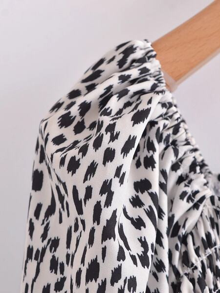 Kandilise kaelusega ja pikkade varrukatega naiste kleit