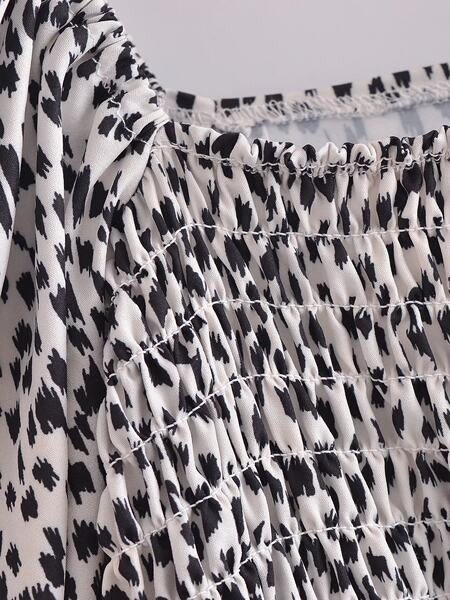 Kandilise kaelusega ja pikkade varrukatega naiste kleit