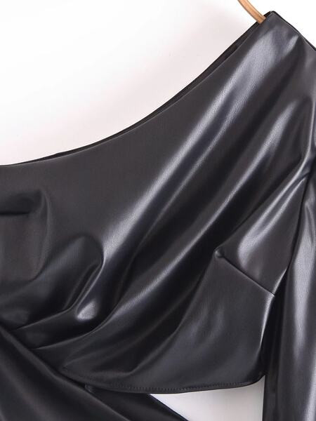 Moodne väljalõigetega kunstnahast kleit