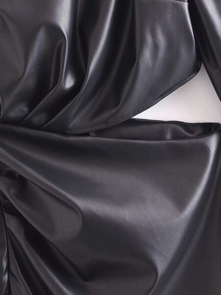 Moodne väljalõigetega kunstnahast kleit