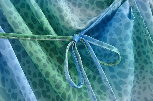 Rochie de dama cu decolteu spitz si cravate in albastru