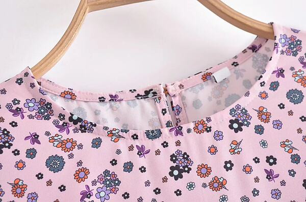 Laia mudeliga naiste kleit ovaalse dekoltee ja aplikatsiooniga