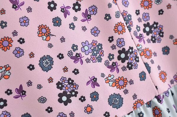 Laia mudeliga naiste kleit ovaalse dekoltee ja aplikatsiooniga