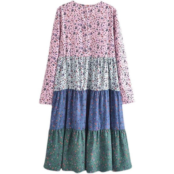 Laia mudeliga naiste kleit ovaalse dekoltee ja aplikatsiooniga