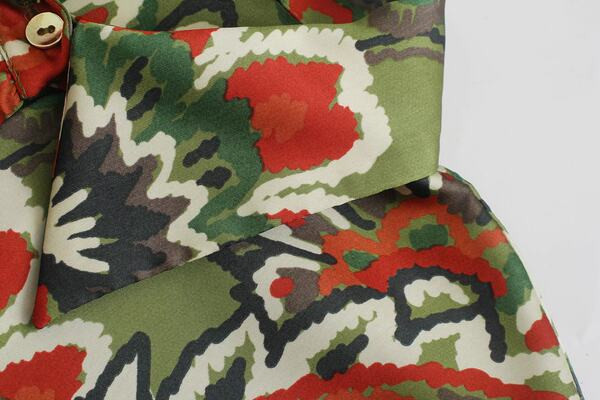 Naiste värviline kleit vöökohal lipsudega