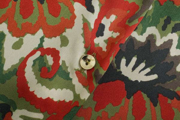 Naiste värviline kleit vöökohal lipsudega