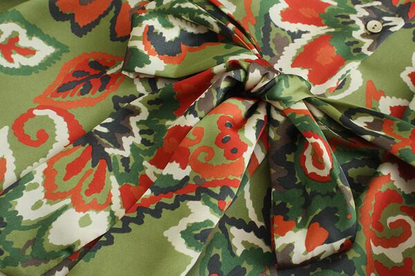 Naiste värviline kleit vöökohal lipsudega