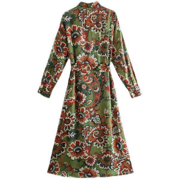 Naiste värviline kleit vöökohal lipsudega