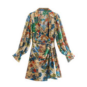 Spitsikaelusega ja lillemustriga naiste kleit