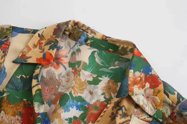 Spitsikaelusega ja lillemustriga naiste kleit