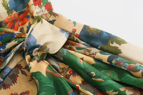 Spitsikaelusega ja lillemustriga naiste kleit