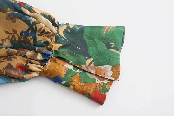 Spitsikaelusega ja lillemustriga naiste kleit