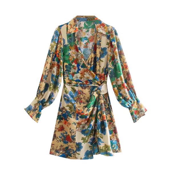 Spitsikaelusega ja lillemustriga naiste kleit