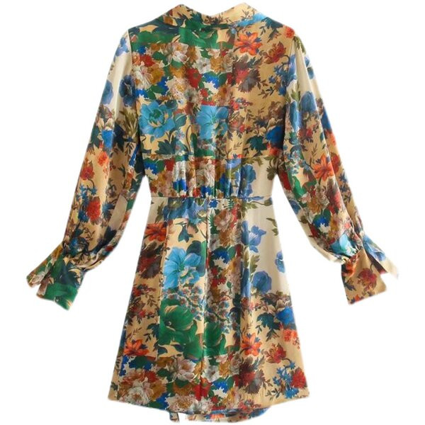 Spitsikaelusega ja lillemustriga naiste kleit