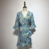 Stiilne naiste lühike kleit loomamustri ja spitsikaelusega