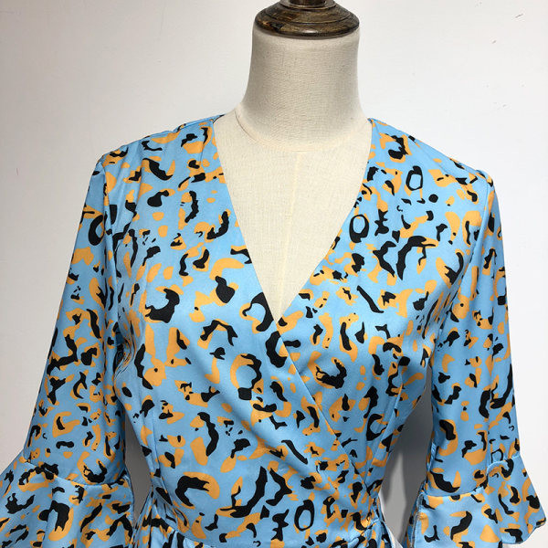 Stiilne naiste lühike kleit loomamustri ja spitsikaelusega