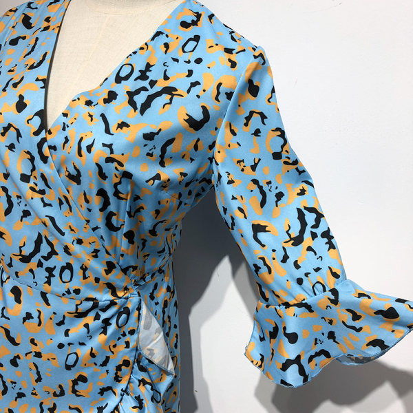 Stiilne naiste lühike kleit loomamustri ja spitsikaelusega