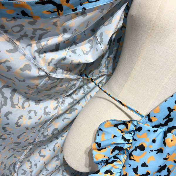 Stiilne naiste lühike kleit loomamustri ja spitsikaelusega