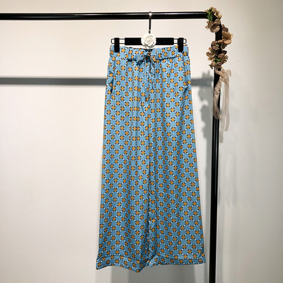 Pikk naiste seelik lipsude ja kõrge vöökohaga