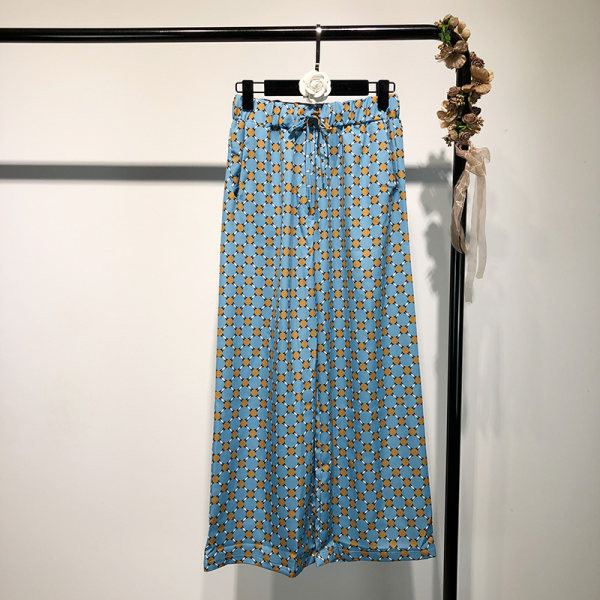 Pikk naiste seelik lipsude ja kõrge vöökohaga