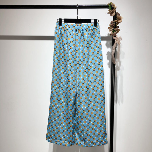 Pikk naiste seelik lipsude ja kõrge vöökohaga