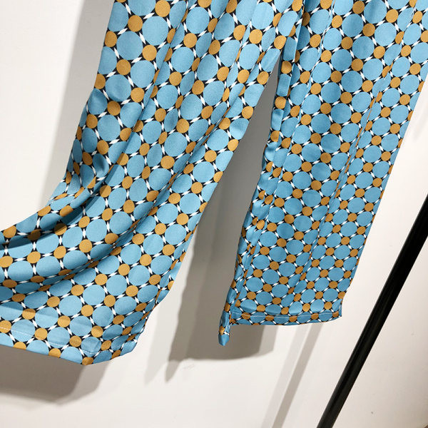 Pikk naiste seelik lipsude ja kõrge vöökohaga