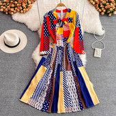 Pikkade varrukatega lõikega kevadkleidi mudel