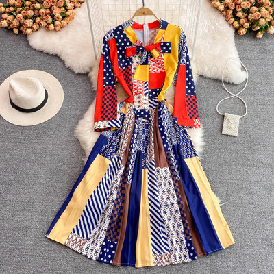 Pikkade varrukatega lõikega kevadkleidi mudel