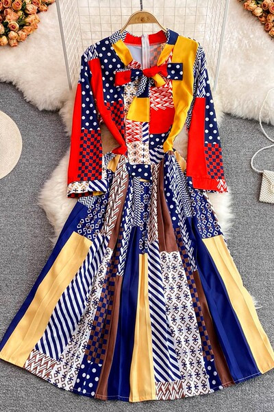 Pikkade varrukatega lõikega kevadkleidi mudel