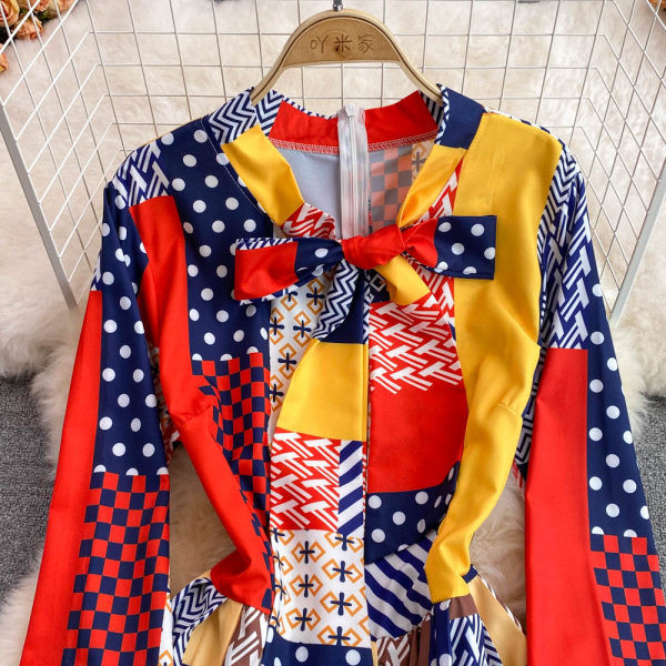 Pikkade varrukatega lõikega kevadkleidi mudel