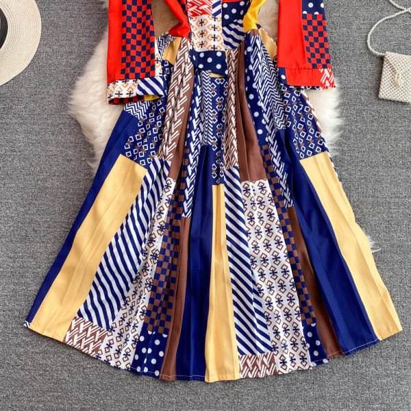 Pikkade varrukatega lõikega kevadkleidi mudel