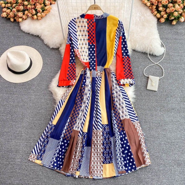 Pikkade varrukatega lõikega kevadkleidi mudel