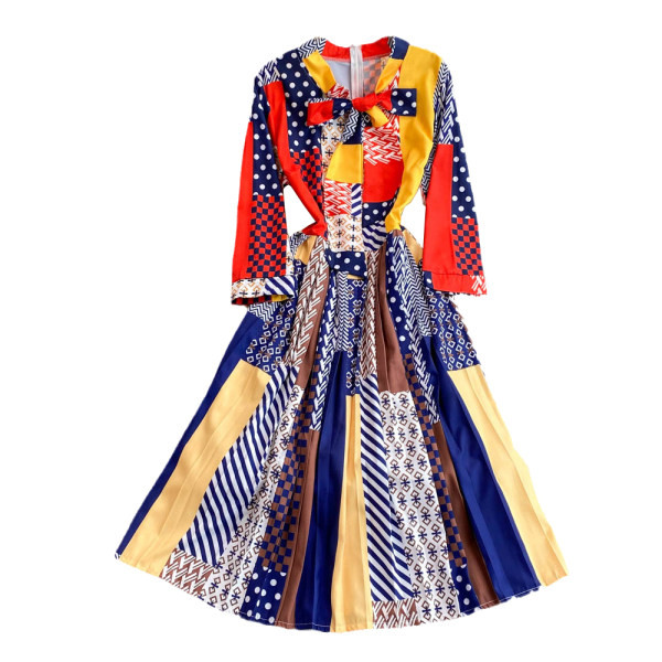 Pikkade varrukatega lõikega kevadkleidi mudel