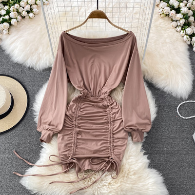 Kolmes värvitoonis paatkaelusega moodne naiste kleit