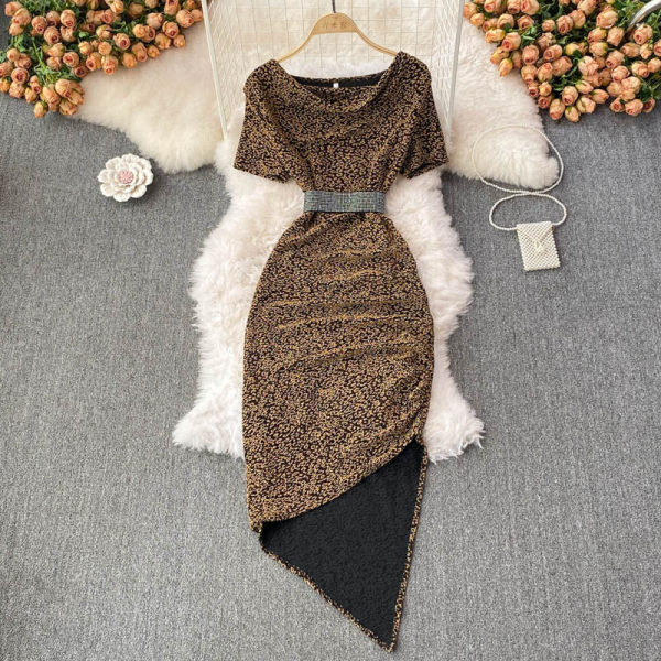 Lühikeste varrukatega naiste kleit dekoratiivkividega vööga