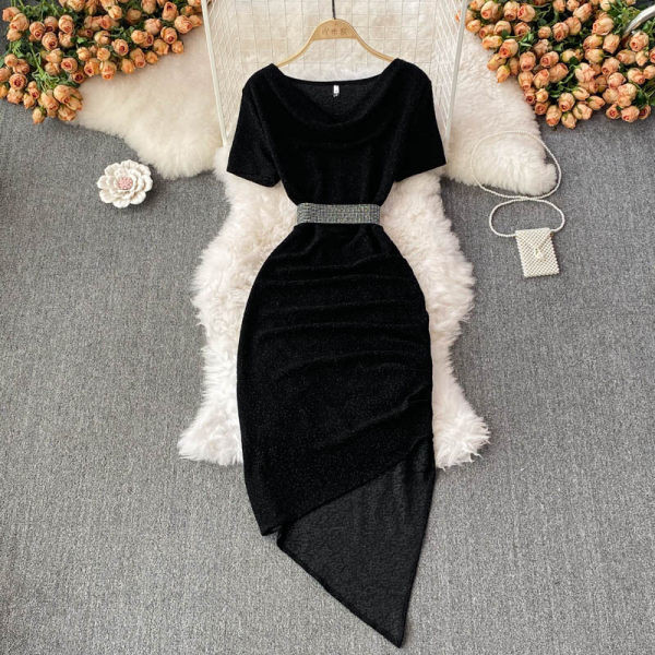 Lühikeste varrukatega naiste kleit dekoratiivkividega vööga