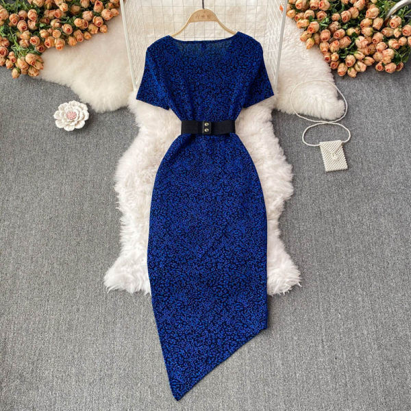 Lühikeste varrukatega naiste kleit dekoratiivkividega vööga