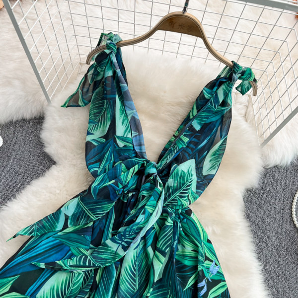 Lillemustri ja spitsikaelusega naiste kleit