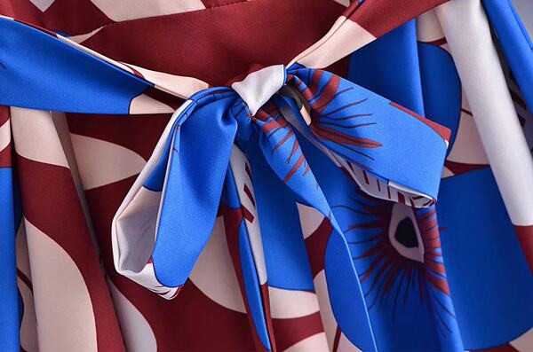 Värviline naiste kleit vöökohal ja lühikeste varrukatega