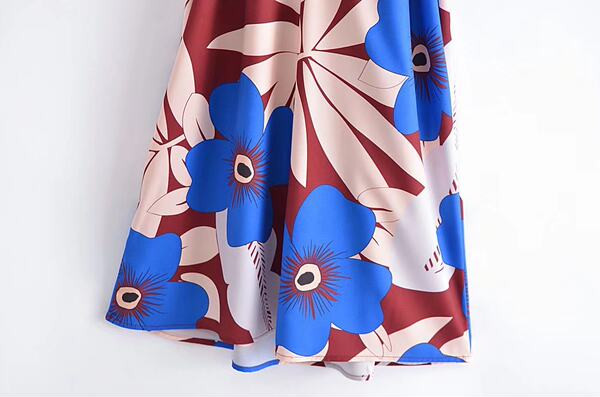 Värviline naiste kleit vöökohal ja lühikeste varrukatega