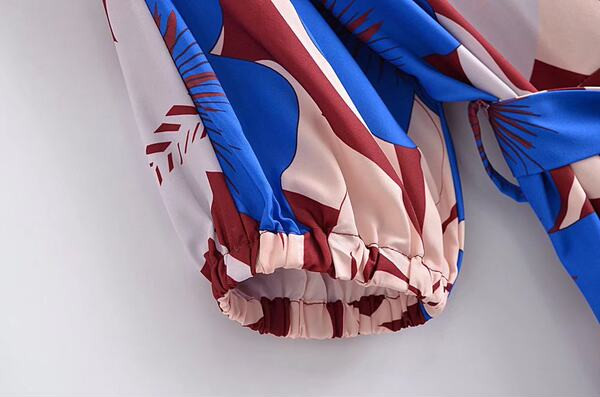 Värviline naiste kleit vöökohal ja lühikeste varrukatega