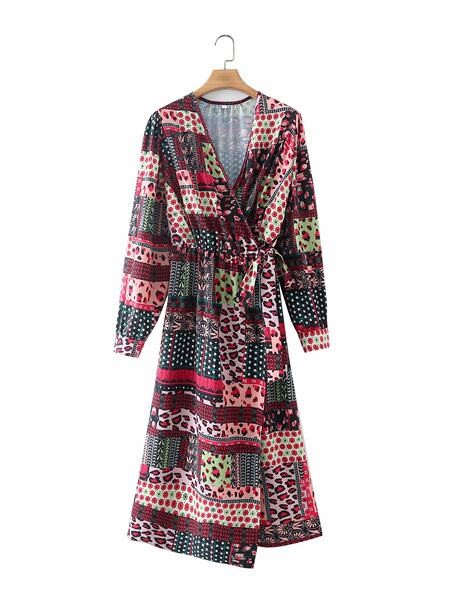 Uue mudeli pikk, spitsikaelusega kleit